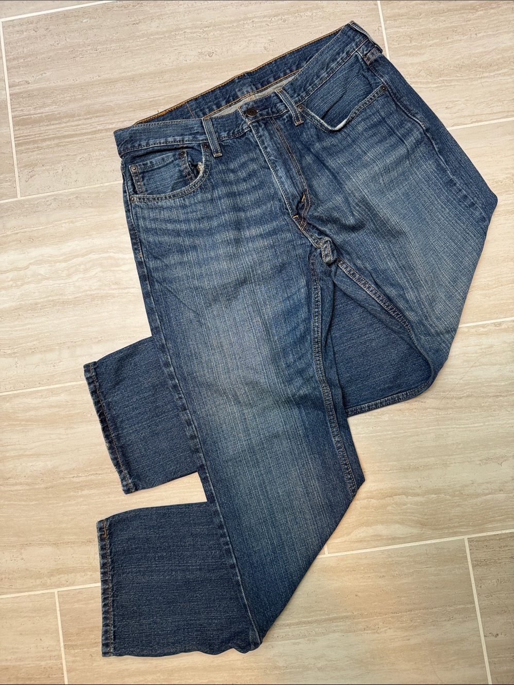 Levi's 559 Men's Relaxed Jeans in Medium Blue Wash. 33x32